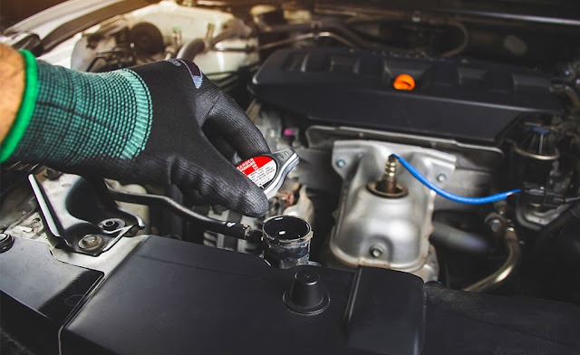 Mecânico verificando nível de fluido de arrefecimento do motor. Imagem da internet.