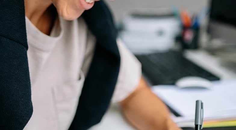 Mujer haciendo verificando requisitos para crear su página web