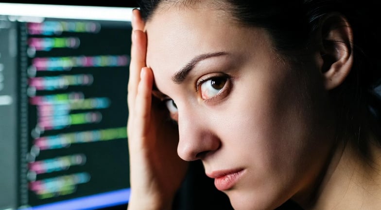 Mujer creando un sitio web