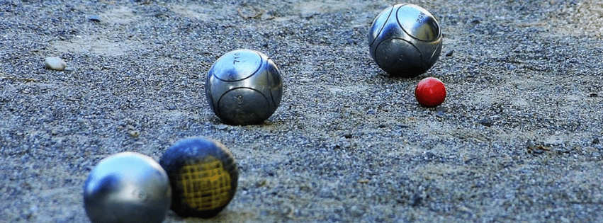 boules de pétanque avec cochonnet rouge