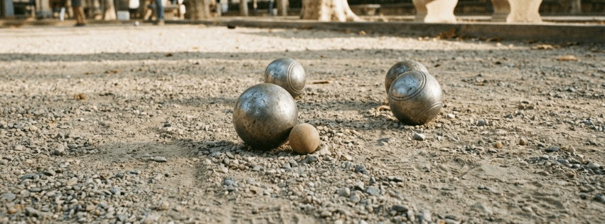 boules de pétanque avec cochonnet sur terrain en gravier - ia