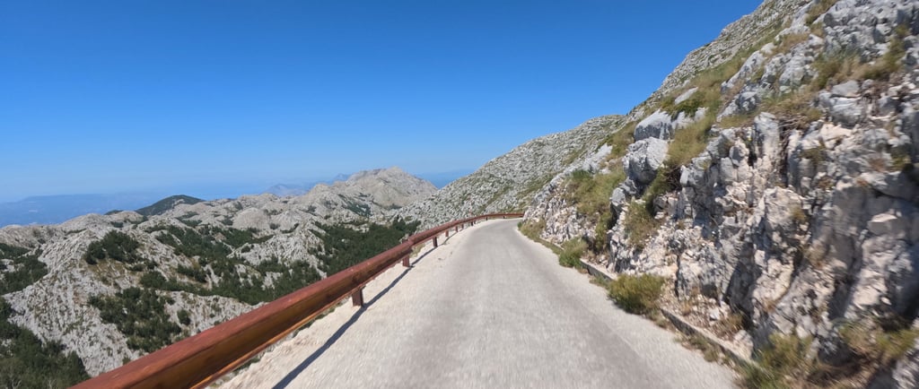 Bergstrasse auf den Sveti Jure mit Sicht in die Ferne