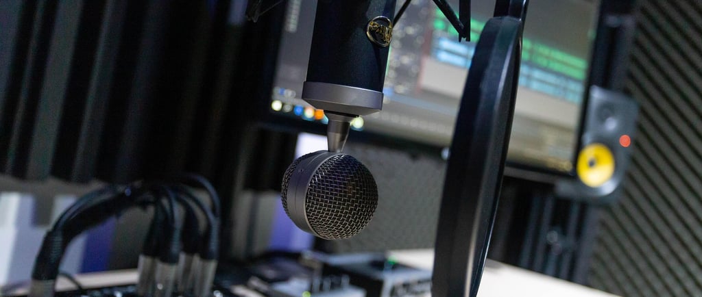 studio avec micro Neumann et enceintes KRK et DAW type Logic Pro