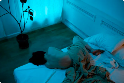 Personne essayant de dormir sur le coté pour éviter les piqures