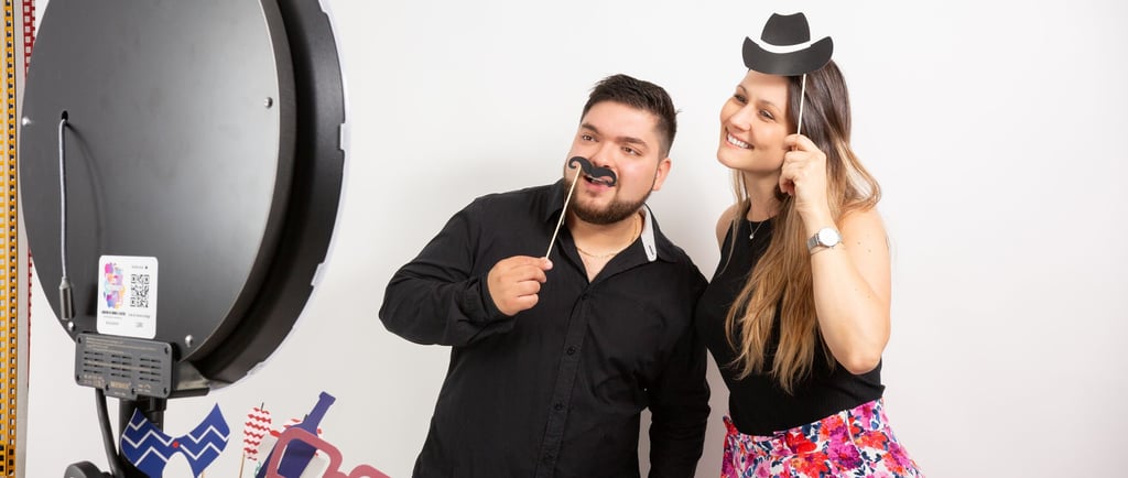 Personnes s'amusants autour d'un photobooth