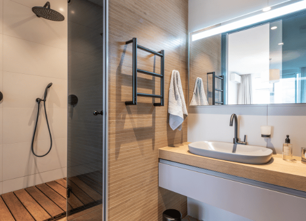 bathroom which has towels and dustbin