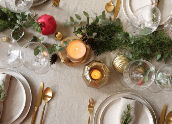 table decorating with lamps candles and plates and knife with fork 