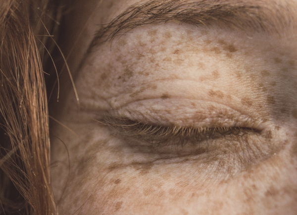 a girls close eye 