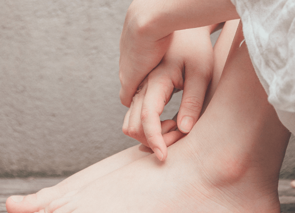 hands and toes of girl