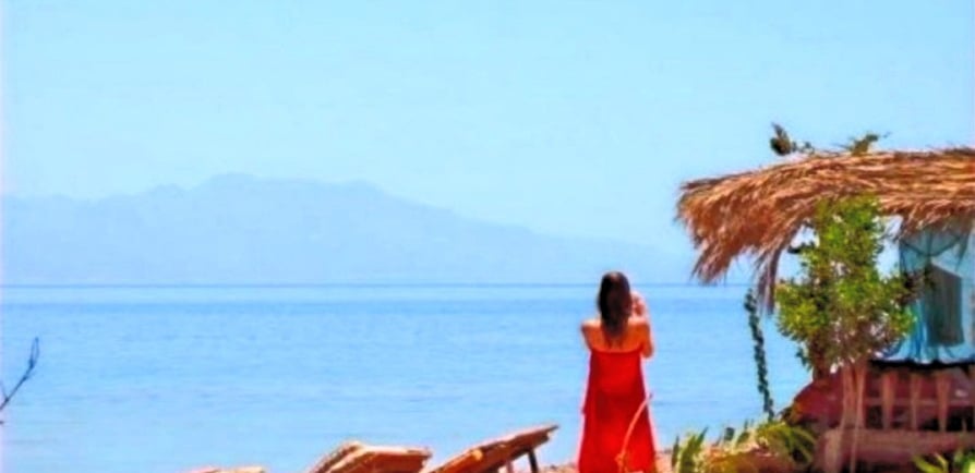 Ανύπαντρη γυναίκα στην παραλία του Βεδουίνου αστέρι στην Αίγυπτο 