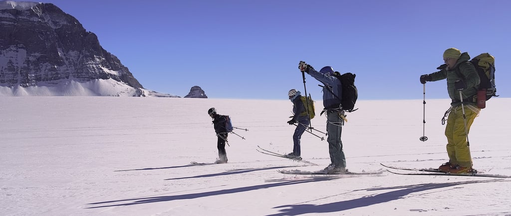 toedi skifahrer mit sprung gletscherabfahrt sonne winter