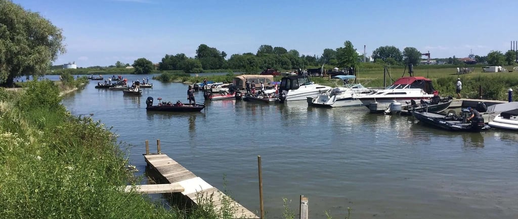 Waterfront RV Parks in Ontario vs. Inland Campgrounds: What Serious RV Owners Prefer