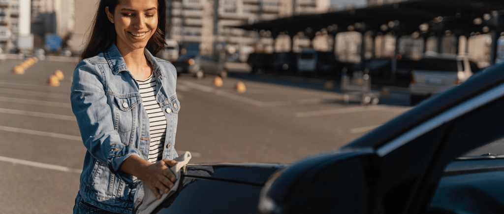 Mujer limpiando auto comprado
