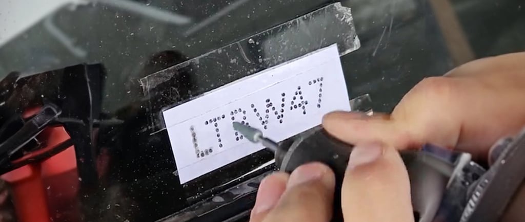 Grabado de patente tallada con dremel