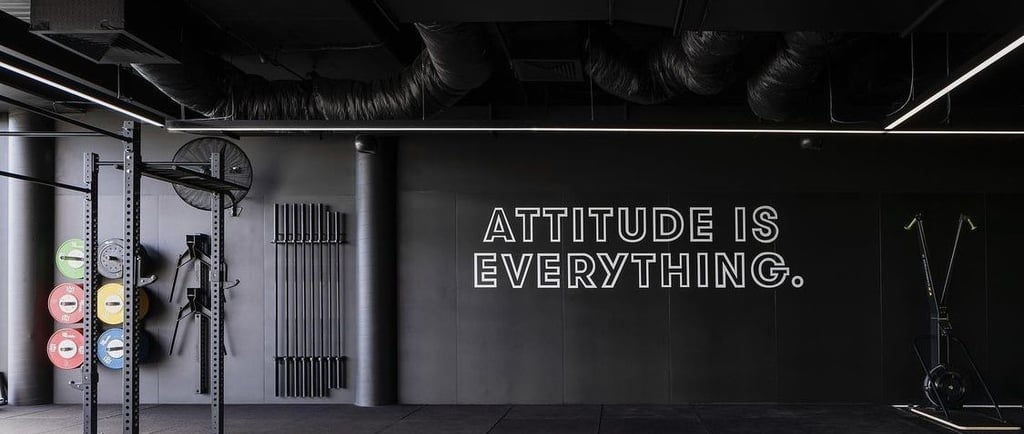 Box de crossfit com a frase attitude is everthing.