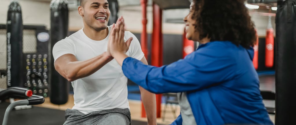 Un coach sportif qui aide une cliente