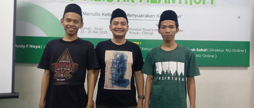2 Delegasi Workshop Jurnalis Filantropi PCNU Kota Pekalongan M. Miftahudin dan M. Naufal Rusada bersama Pimpinan NU Online