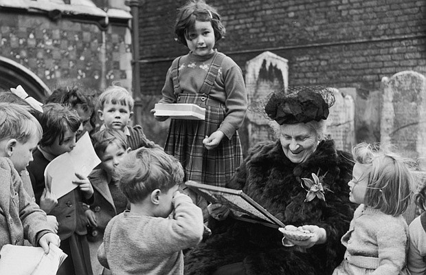 Maria Montessori bei der Arbeit mit Kindern.