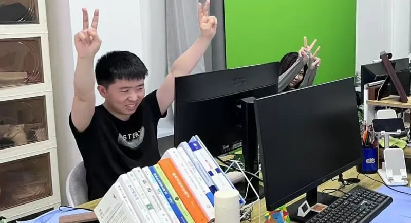Shui Zhou, warga China, membayar sebuah perusahaan agar bisa berpura-pura bekerja di kantor setiap hari.