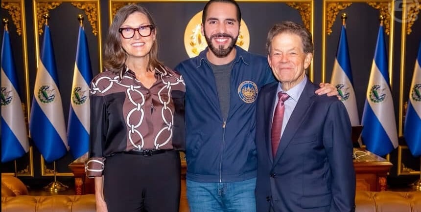 Cathie Wood Ajarkan AI di CUBO El Salvador