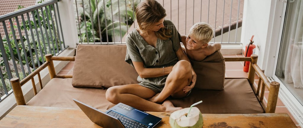 layout email vendem convertem business woman trabalhando de casa férias menino filho