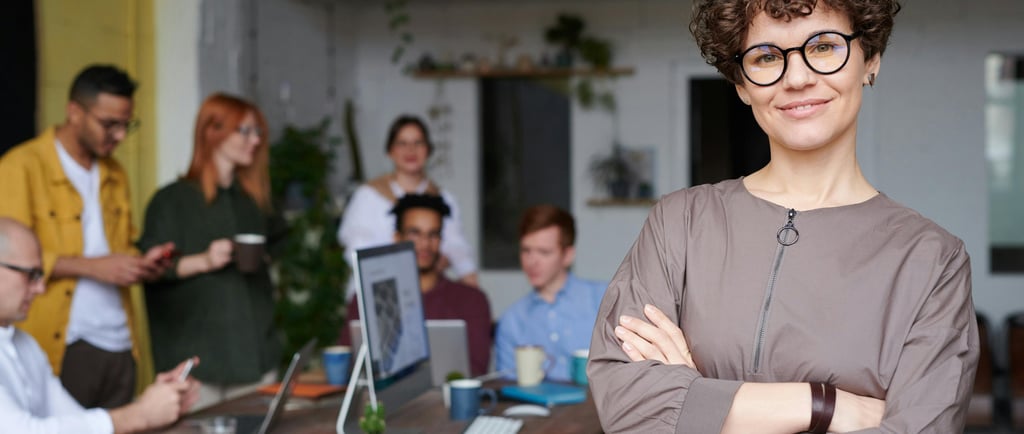 Equipe de marketing digital reunida em ambiente corporativo, colaborando em estratégias visuais para redes sociais.
