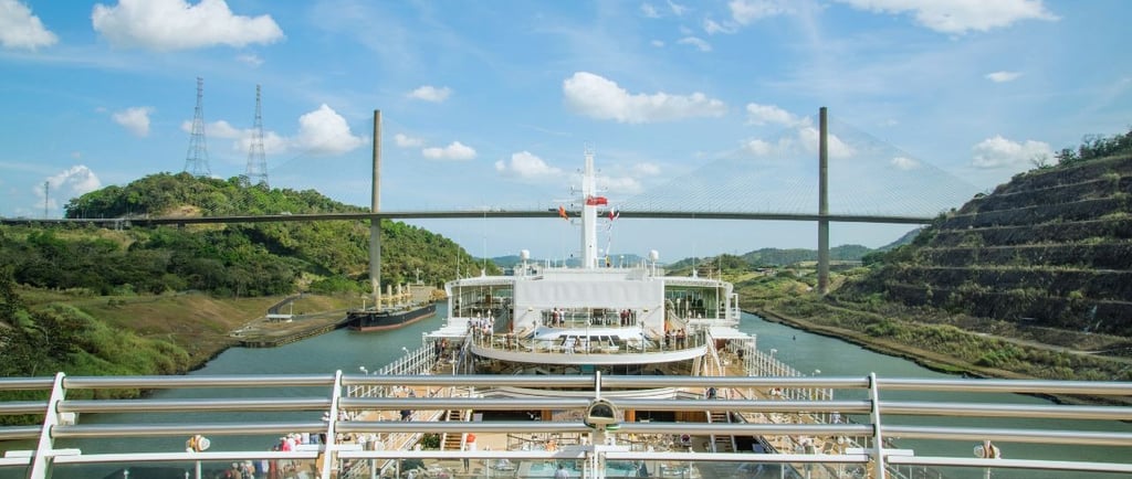 vista do navio atravessando o canal do panama
