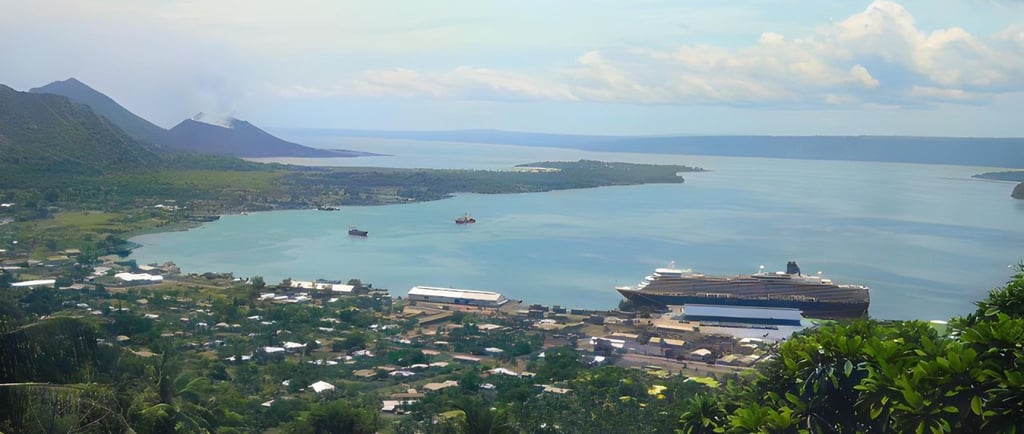 vista da ilha para o navio ancorado em Rabaul