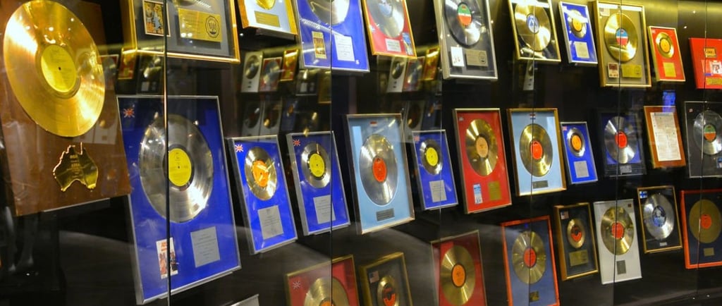 foto vista da seção de vinil no museu da ABBA