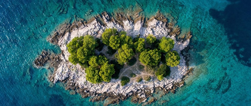 vista aérea pequena ilha em split na croácia