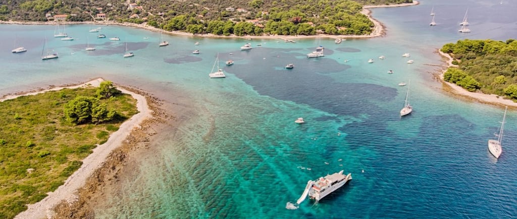 vista da lagoa azul em split na croácia