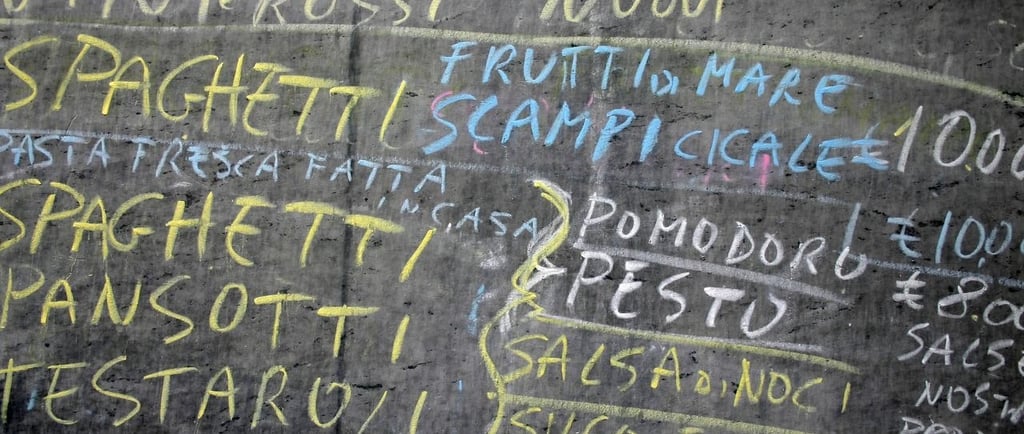 foto menu italiano escrito a mão no quadro negro