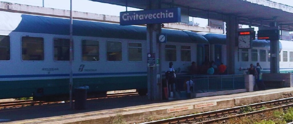 estação de trem em civitavecchia