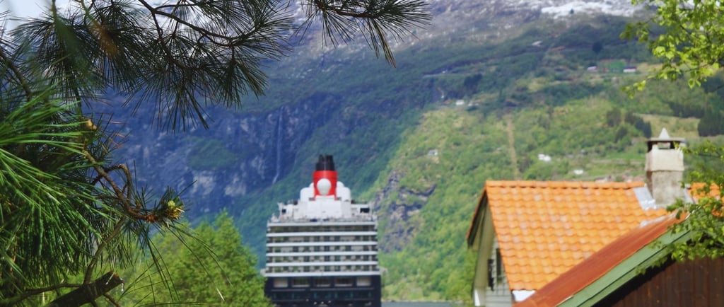 vista do navio acnorado em Geiranger