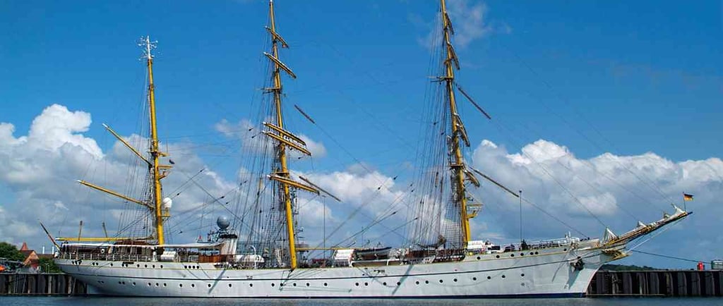 foto da vista do navio a vela em kiel