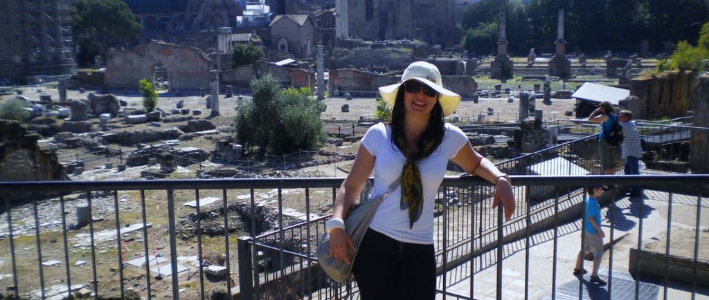 foto da autora visitando as ruinas em roma