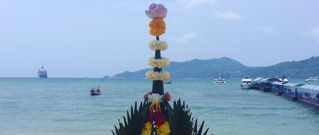 foto distante do navio visto da praia ancorado em phuket 