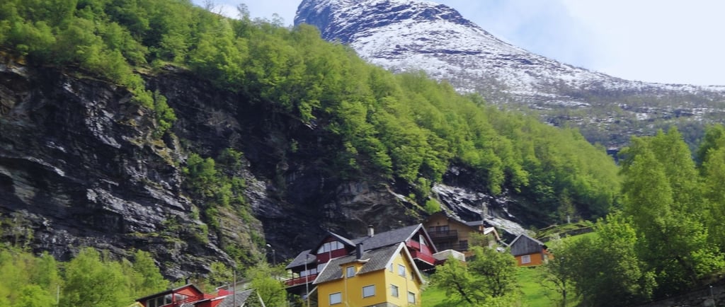 vista das casas na montanha em Geiranger