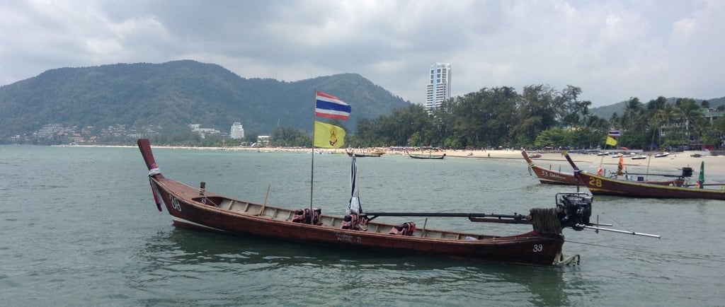 foto da canoa turistica em phuket num dia nublado