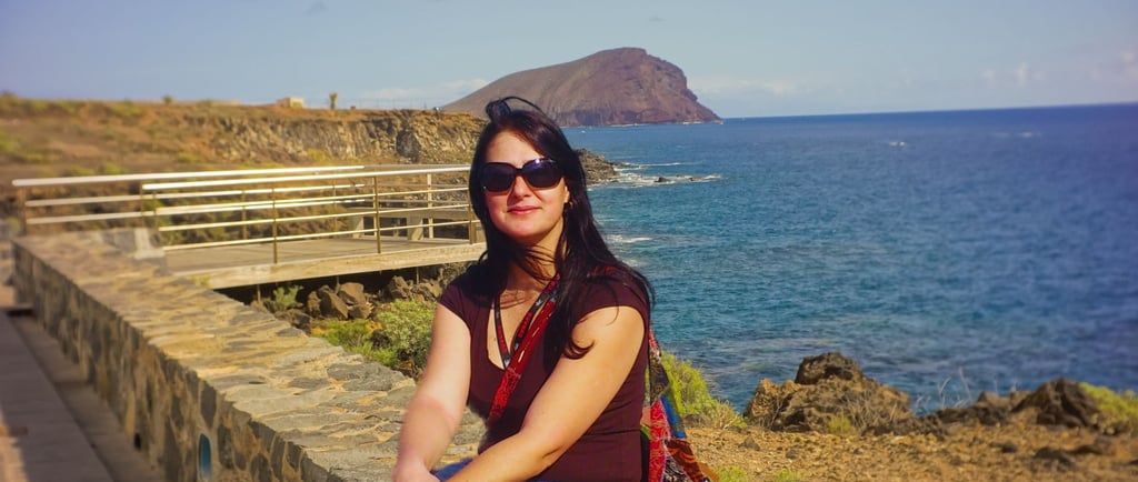foto da autora sentada no pier em tenerife