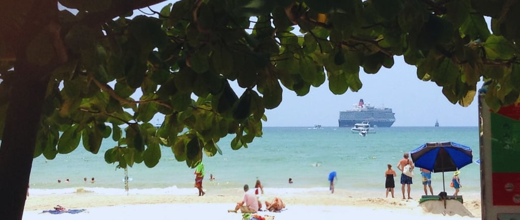 vista do navio da praia de patong em phuket