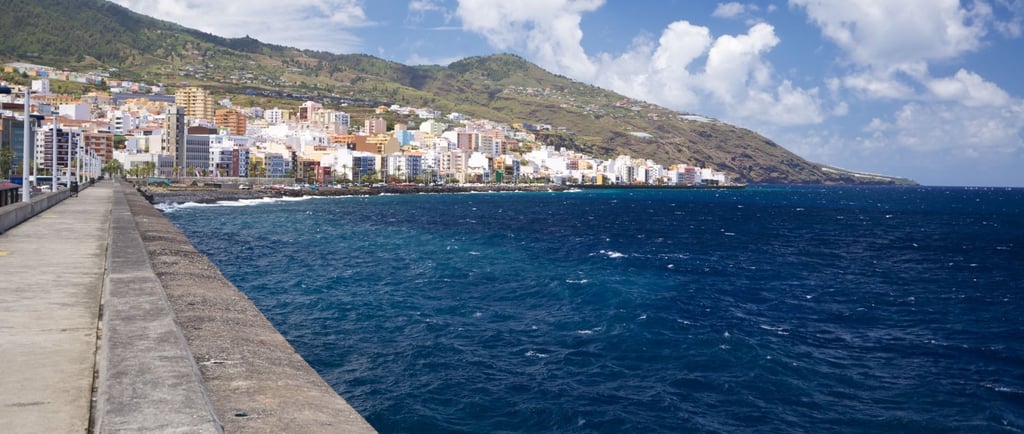 vista do pier proximo ao porto de santa cruz tenerife