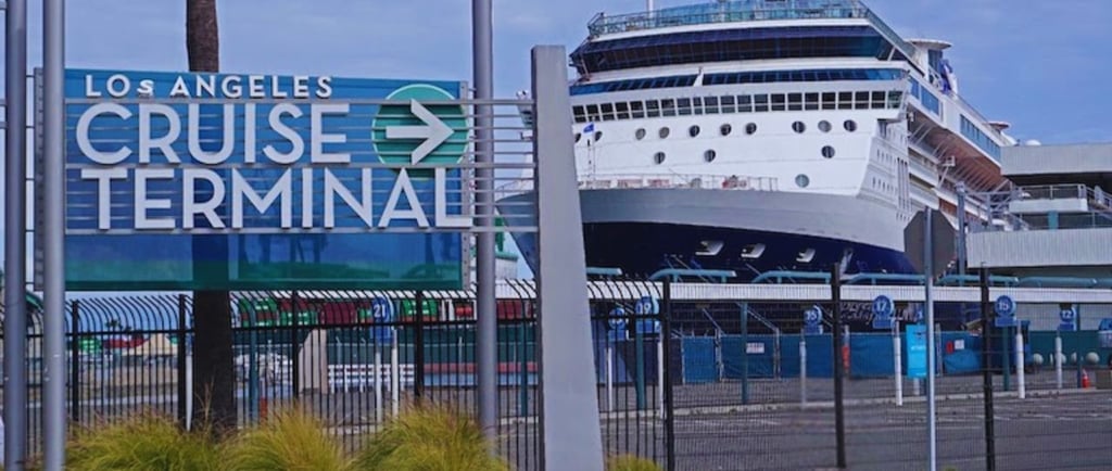 Terminal de cruzeiros de Los Angeles com o navio ao fundo, visto do cais.