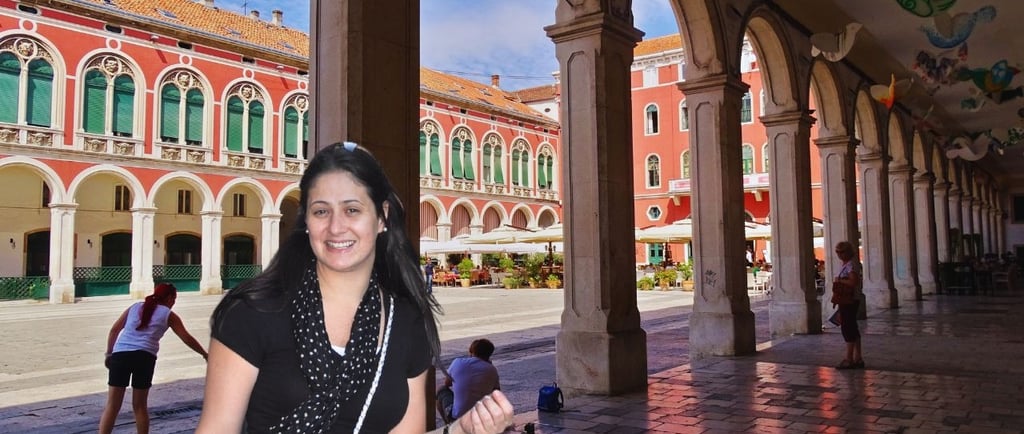 foto da autora com vista da praça historica em split na croácia