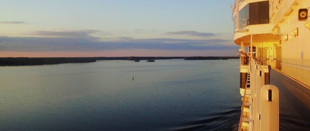 foto vista do navio navegando pelo canal de estocolomo