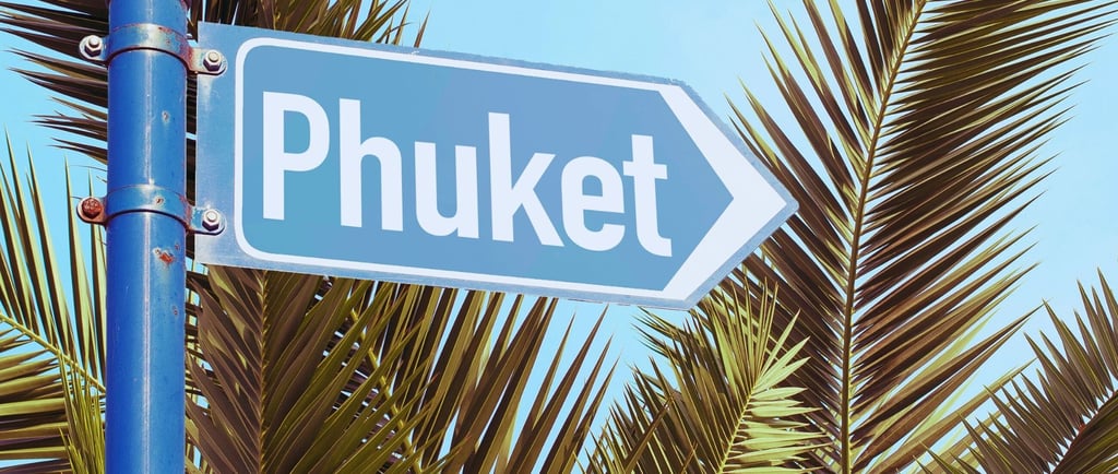 foto da placa indicando phuket 