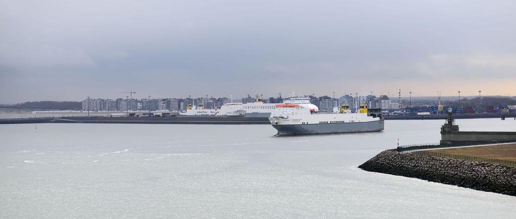 chegando de navio ao porto de zeebrugge