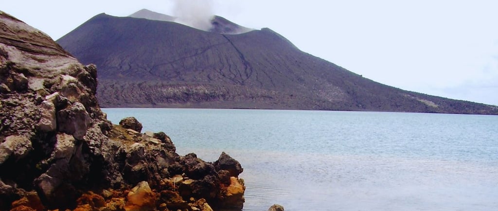 vista da praia para o vulcão em tour por Rabaul