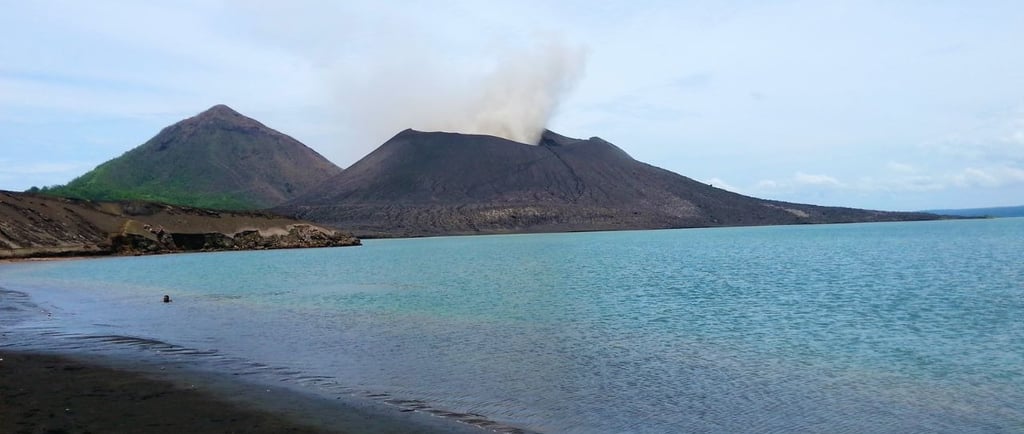 vista da praia para os vulcões em Rabaul