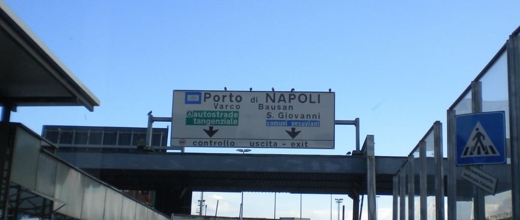 foto da placa do porto de Nápoles